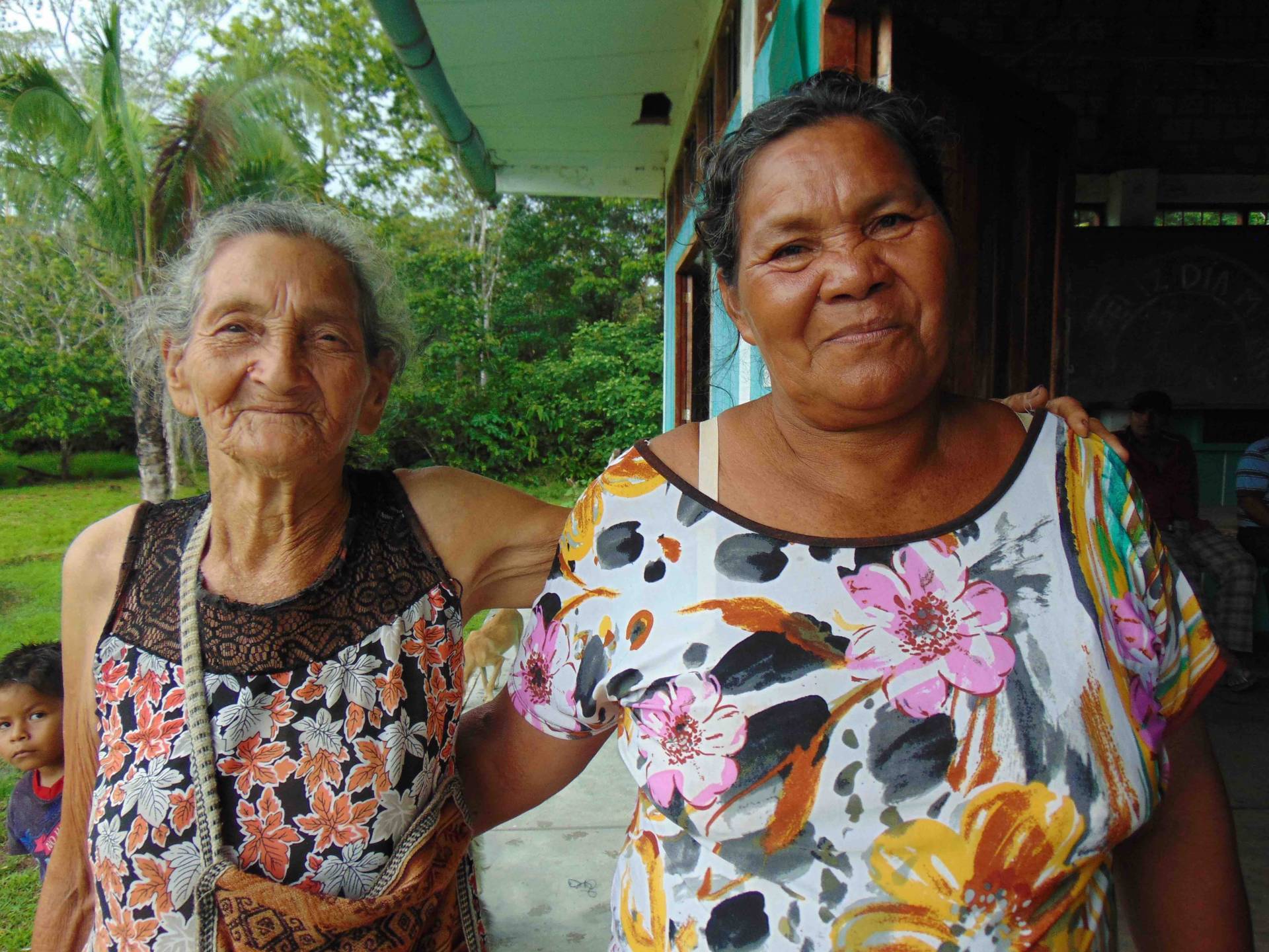 Silvia Alvarado (Left) and Bertha Papa Lanci (right), community members from the Nueva Unión Kichwa community.